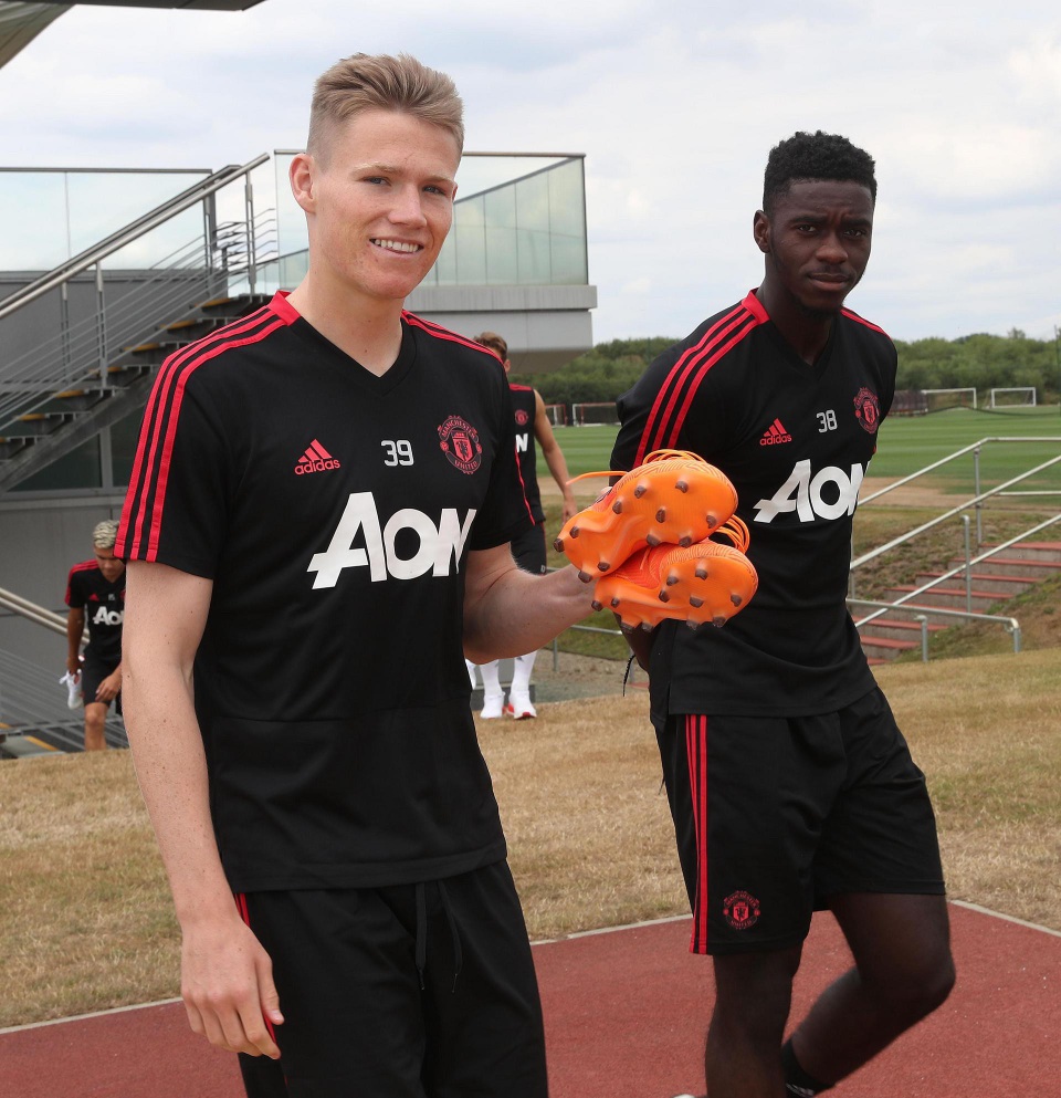MU hội quân trở lại, tập luyện để chuẩn bị đi du đấu - 10
Tiền vệ trẻ Scott McTominay (trái) cầu thủ được HLV Mourinho trao danh hiệu Cầu thủ xuất sắc nhất CLB MU mùa giải vừa qua