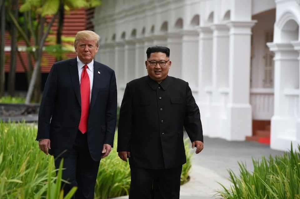 Ông Trump khoe nhận thư riêng của ông Kim Jong-un giữa lúc căng thẳng - 1
Tổng thống Mỹ Donald Trump và nhà lãnh đạo Triều Tiên Kim Jong-un tản bộ cùng nhau khi tổ chức hội nghị thượng đỉnh ở Singapore hôm 12/6. (Ảnh: Reuters)