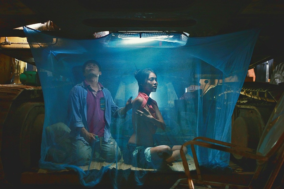 Cô có cảnh gần gũi với nam ca sĩ Bằng Kiều khi cả hai đóng chung phim Sơn đẹp trai. Đó là phân cảnh cô phải diễn cảnh cởi bỏ xiêm y để Bằng Kiều đánh gió.