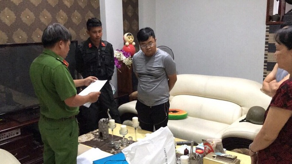 Cán bộ Công an đọc lệnh bắt một đồng bọn của Bình