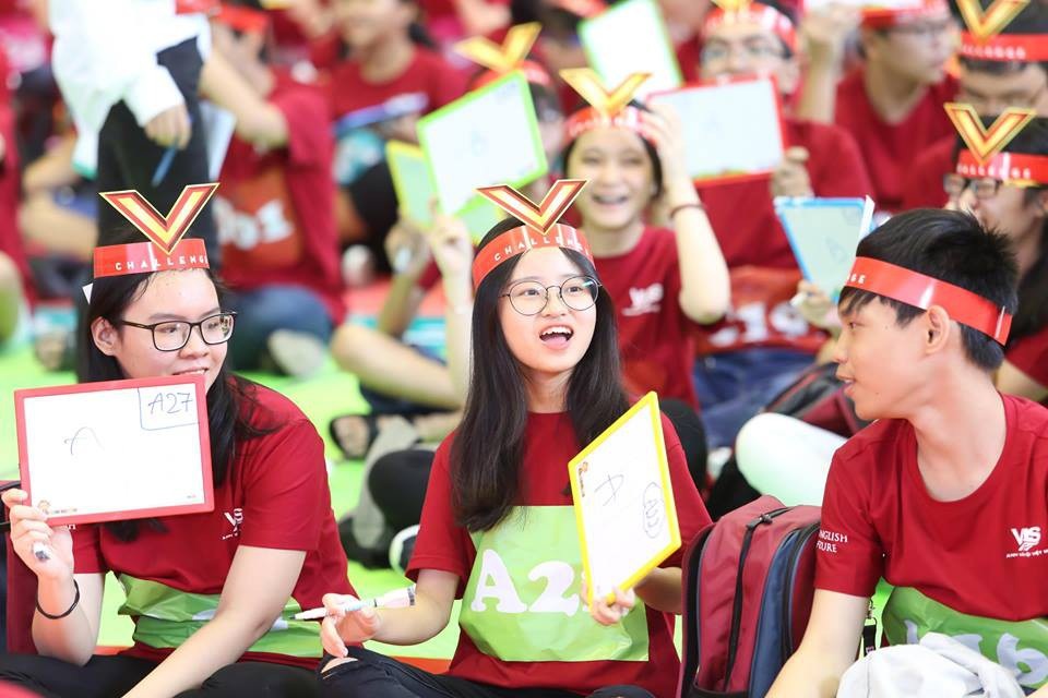 Đấu trường V-Challenge: Hơn 900 thí sinh cùng thi đối kháng - 2
Cuộc thi diễn ra với 2 hiệp chính với hình thức trắc nghiệm kiến thức tiếng Anh, sau 15 giây trả lời mỗi câu hỏi, các bạn sẽ cùng nhau giơ bảng trắng thể hiện lựa chọn của mình lên.