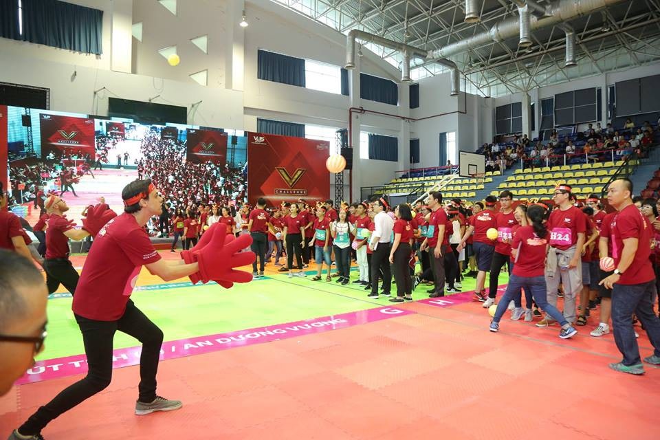 Đấu trường V-Challenge: Hơn 900 thí sinh cùng thi đối kháng - 3
Hiệp 1 được chia làm 2 phần thi nhỏ, sau mỗi phần đấu sẽ diễn ra trò chơi giải cứu học viên. Các giáo viên và nhân viên phụ trách đội thua cuộc sẽ phải cố gắng đạt kết quả cao nhất để cứu được toàn bộ các thí sinh của đội mình. Điều này đã góp phần làm cho không khí ngày thi đấu thêm phần quyết liệt và lôi cuốn.