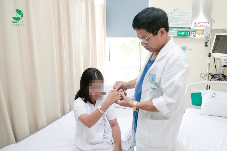 Giải cứu những đôi bàn tay dị tật nhờ y học hiện đại - 4 Phẫu thuật là cách xử trí duy nhất của dị tật ở bàn tay. Người bệnh nên thăm khám để được tư vấn và điều trị càng sớm càng tốt.
