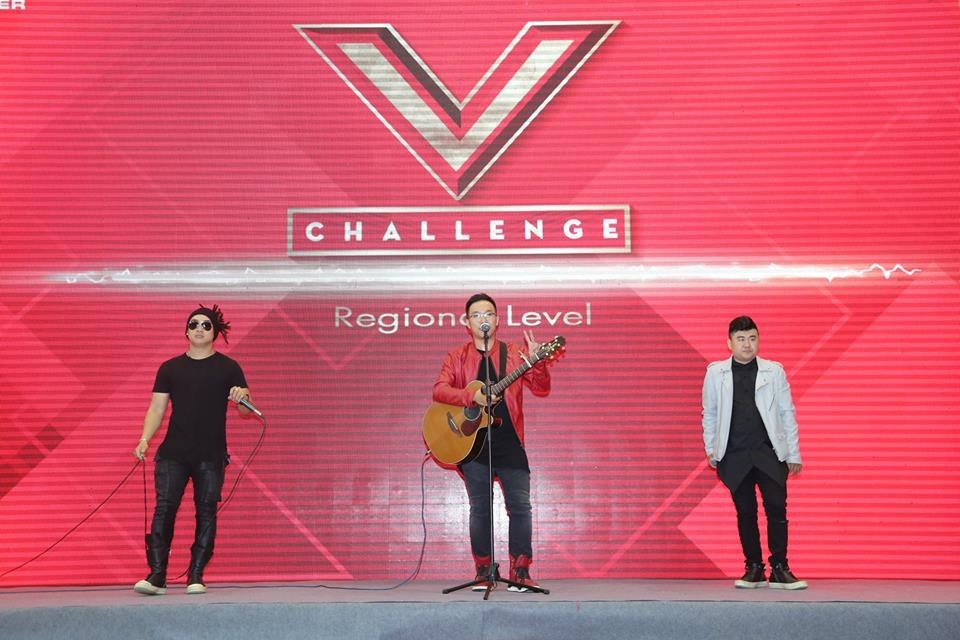 Đấu trường V-Challenge: Hơn 900 thí sinh cùng thi đối kháng - 4
Sau những giờ thi căng thẳng, các bạn trẻ đã được thư giãn cùng với những giai điệu ca khúc tiếng Anh sôi động của nhóm F-Band.