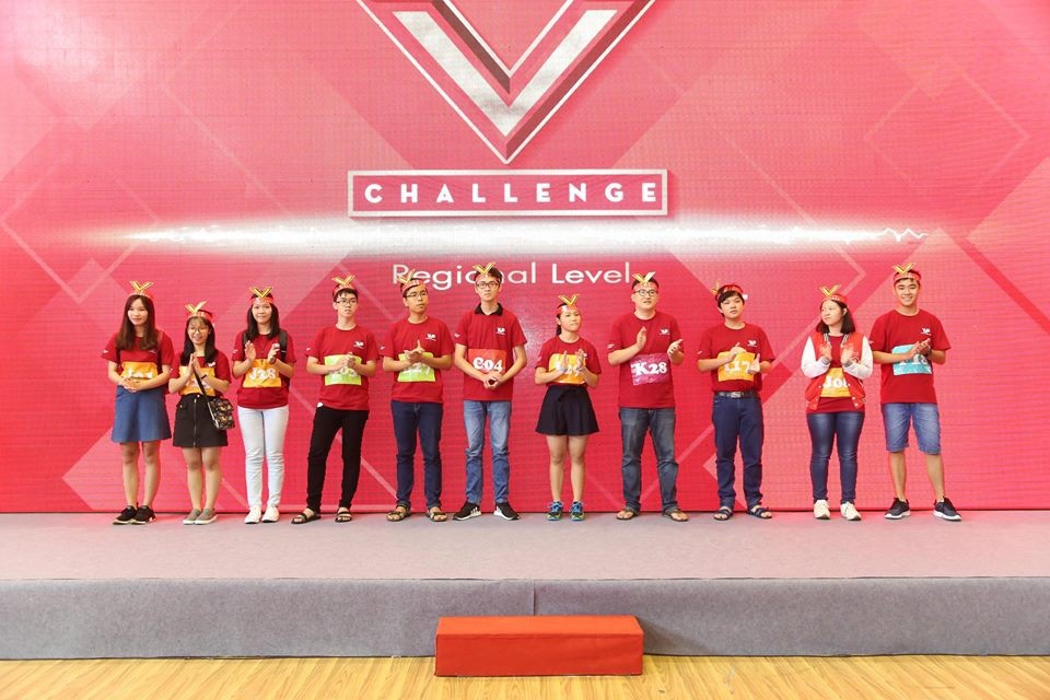 Đấu trường V-Challenge: Hơn 900 thí sinh cùng thi đối kháng - 5
Với sự thể hiện ngang tài ngang sức của nhóm thí sinh cuối thuộc bảng Luyện thi chứng chỉ quốc tế, ban giám khảo đã tìm ra top 11 thay vì top 10 như công bố.