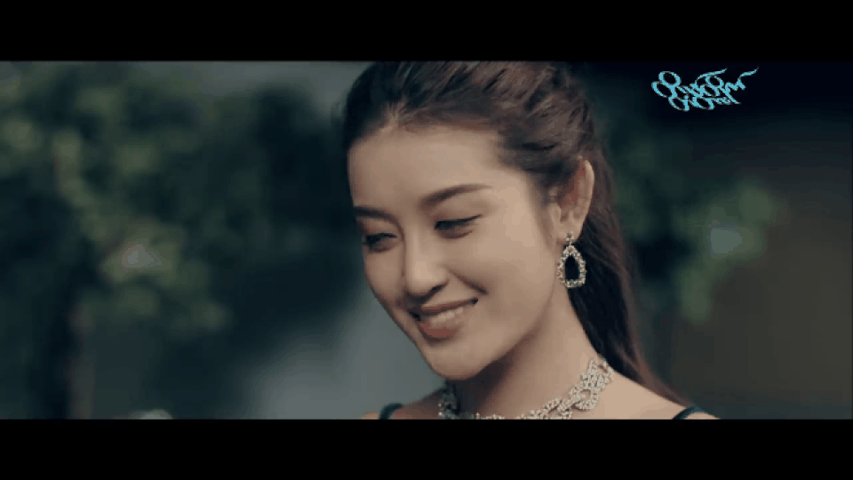 Và chuyện tình tay ba xảy ra khi May đến Myanmar tìm vị hôn phu, cố gắng giúp anh hồi phục trí nhớ để cùng quay về Australia với mình.