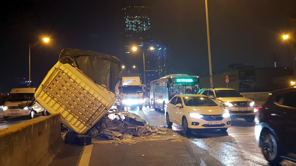 Hà Nội: Xe tải "gác" lên dải phân cách đường trên cao - 1 Chiếc xe tải đâm thẳng vào trụ dải phân cách.
