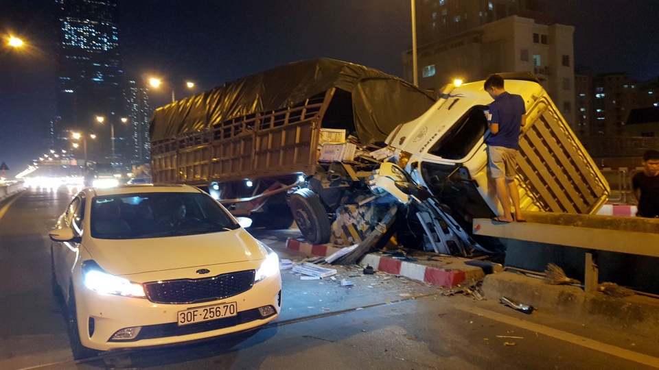 Hà Nội: Xe tải "gác" lên dải phân cách đường trên cao - 2 Đầu xe gãy gục, biến dạng.