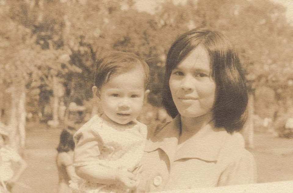 Ca sĩ Thanh Thảo chụp hình cùng mẹ lúc 1 tuổi. Để tóc ngắn từ bé, nữ ca sĩ trông rất ngộ nghĩnh.