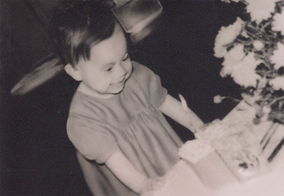 Thanh Thảo cười tươi khi được tổ chức sinh nhật, ăn bánh kem. Nhiều lời bình luận khen nữ ca sĩ ngày bé xinh và cưng quá!