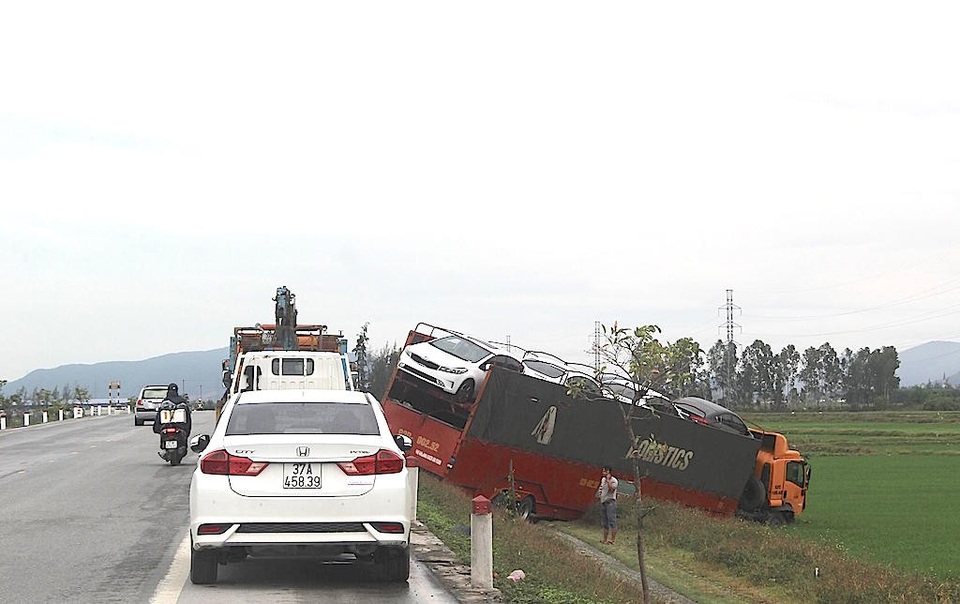 Chánh Văn phòng UBND huyện tử nạn trên đường về thăm vợ - 3 
Xe đầu kéo chở 6 xe con.