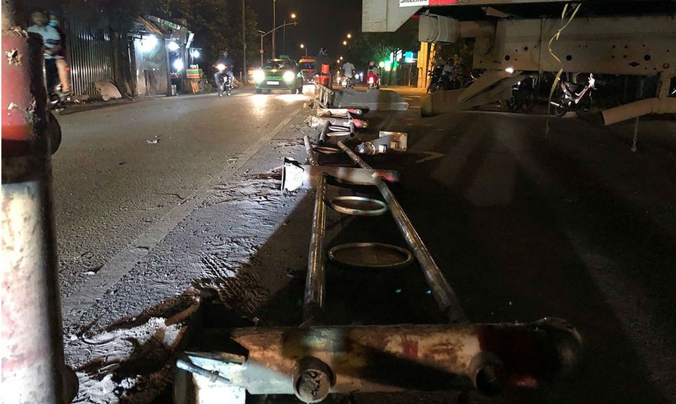 Xe tải húc tung dải phân cách, tông sập quán ăn bên đường - 2 Hàng chục mét dải phân cách bằng sắt bị húc tung