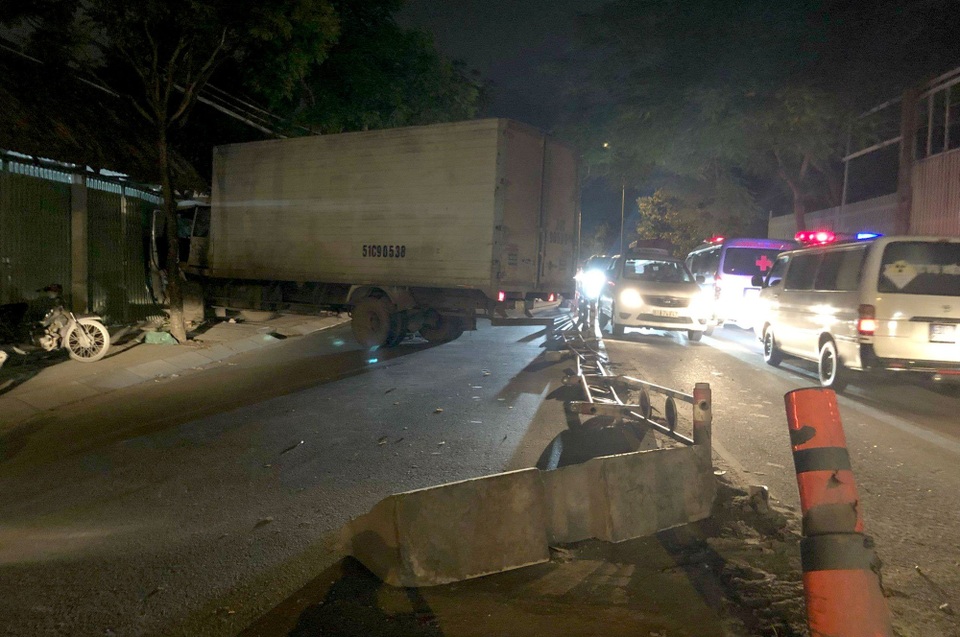 Xe tải húc tung dải phân cách, tông sập quán ăn bên đường - 1 
Xe tải húc đổ dải phân cách trước khi lao vào quán ăn bên đường