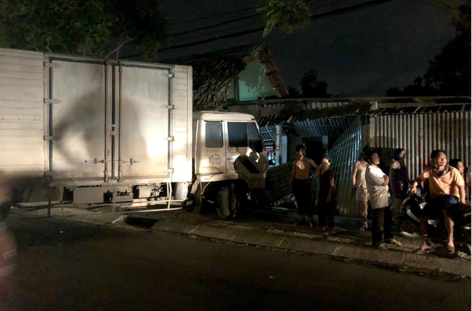 Xe tải húc tung dải phân cách, tông sập quán ăn bên đường - 3 Nhiều người hốt hoảng trước sự việc