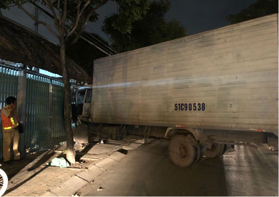 Xe tải húc tung dải phân cách, tông sập quán ăn bên đường - 4 Lực lượng chức năng có mặt để giải quyết hiện trường