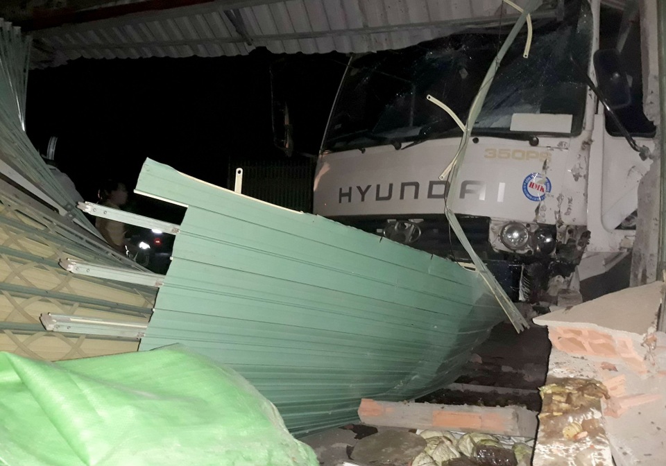 Xe tải húc tung dải phân cách, tông sập quán ăn bên đường - 5 Cửa, tường quán ăn bị tông sập, nhiều đồ đạc bên trong ngổn ngang