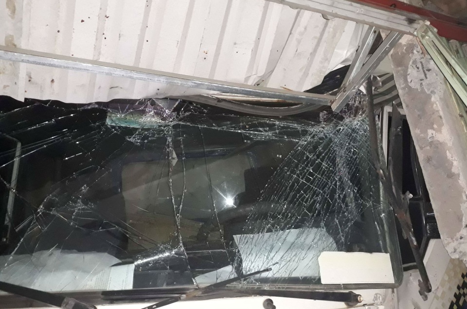 Xe tải húc tung dải phân cách, tông sập quán ăn bên đường - 6 
Phần đầu xe tải bị hư hỏng nặng.