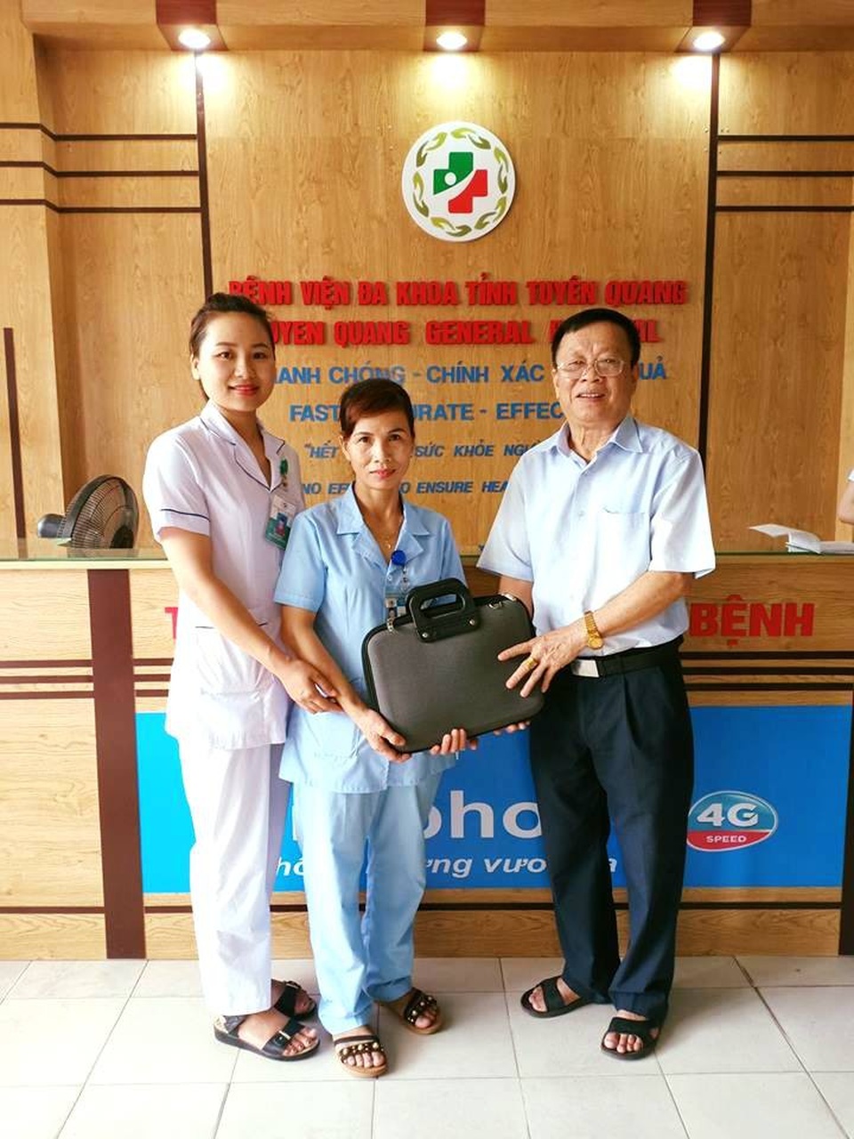 Bệnh nhân bỏ quên 50 triệu đồng tại Khoa Khám bệnh - 1 Ông Triệu vui mừng nhận lại chiếc cặp với nhiều giấy tờ cùng số tiền 50 triệu có trong cặp sau một ngày để quên tại bệnh viện.