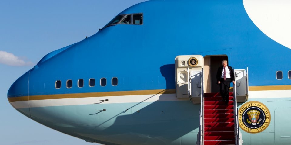 Tổng thống Trump bước xuống từ chuyên cơ Không Lực Một tại căn cứ Andrews (Ảnh: AFP)