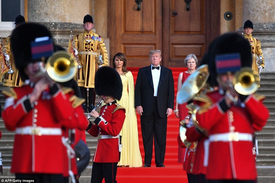 Bà Trump được ví như công chúa khi thăm Anh - 3
Theo Dailymail, chiếc váy của bà Melania thuộc thương hiệu J. Mendel, có giá bán gốc là 6.990 USD. Còn Tổng thống Trump diện một bộ vest đen lịch lãm. (Ảnh: Getty)