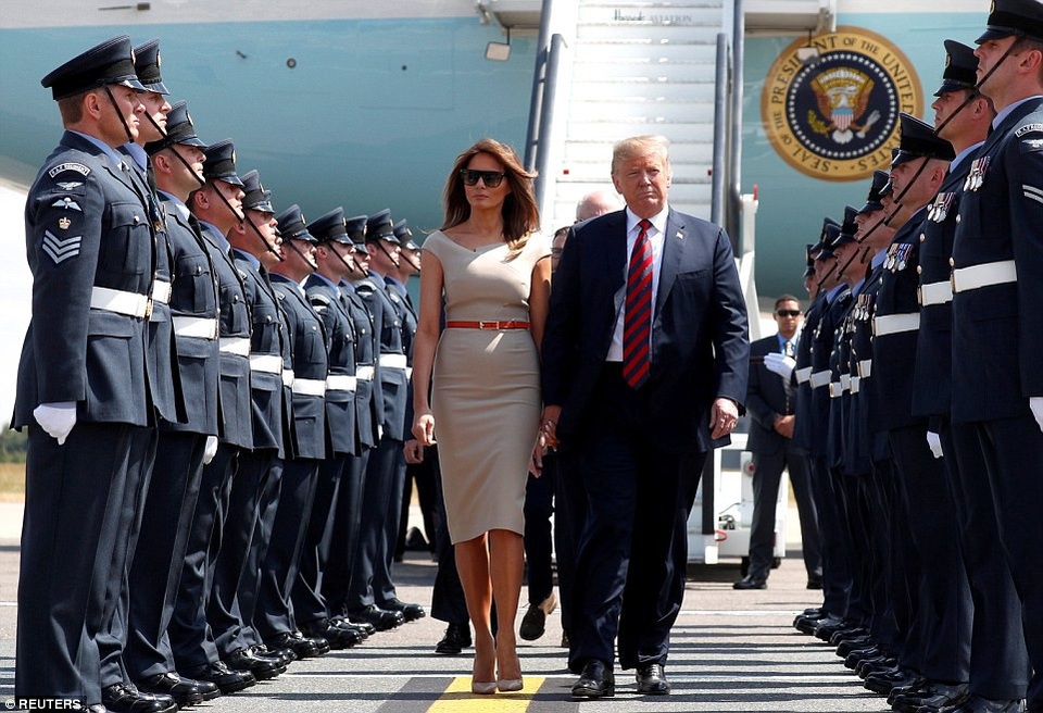 Bà Trump được ví như công chúa khi thăm Anh - 1
Ngày 12/7, Tổng thống Trump và phu nhân Melania đã đặt chân tới London, bắt đầu chuyến công du đầu tiên tới Anh, trong bối cảnh quan hệ giữa London và Washington dường như đang có nhiều khúc mắc. (Ảnh: Reuters)