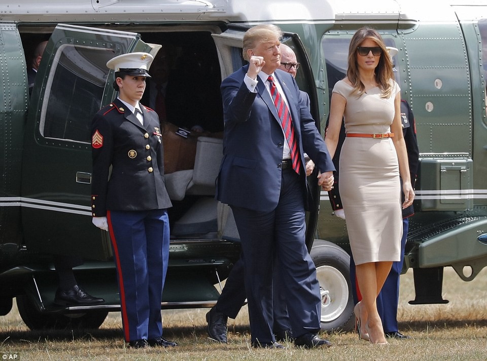 Bà Trump được ví như công chúa khi thăm Anh - 5
Tại chuyến thăm lần này, ông Trump cùng phu nhân dự kiến sẽ gặp gỡ các nhân vật chính trị quan trọng, đi tham quan một số địa điểm nổi tiếng tại xứ sở sương mù, tiếp kiến Nữ hoàng Anh Elizabeth II. (Ảnh: AP)