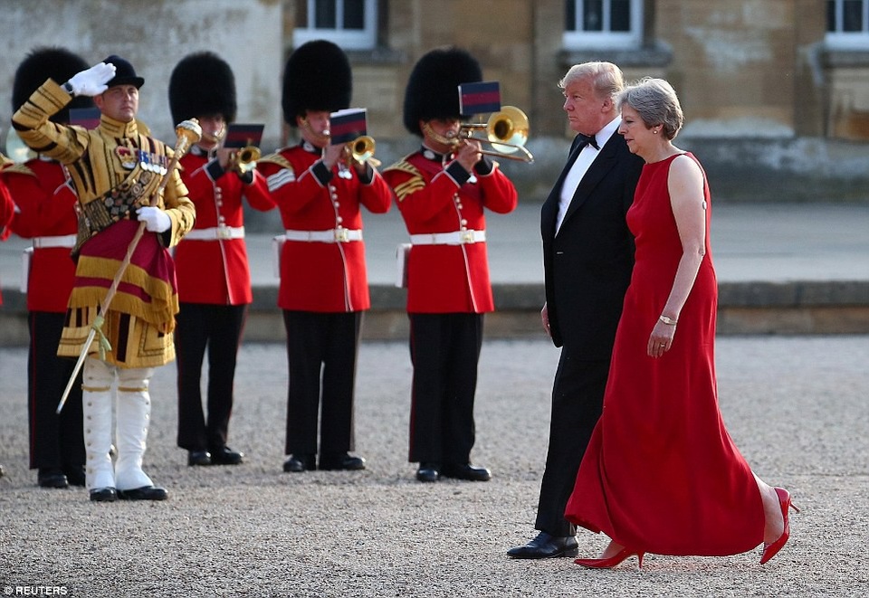 Bà Trump được ví như công chúa khi thăm Anh - 6
Trong ngày 13/7, Tổng thống Trump sẽ hội đàm với Thủ tướng May, trong khi bà Melania cùng ông Philip May tham gia các hoạt động ở thủ đô London. (Ảnh: Reuters)