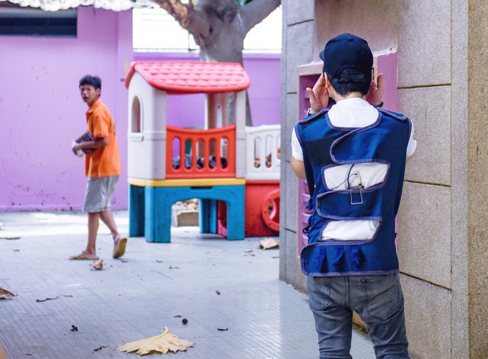 Trường Giang nhiều lần rơi nước mắt khi đến thăm các em nhỏ tại Trung tâm bảo trợ trẻ em tàn tật mồ côi Thị Nghè