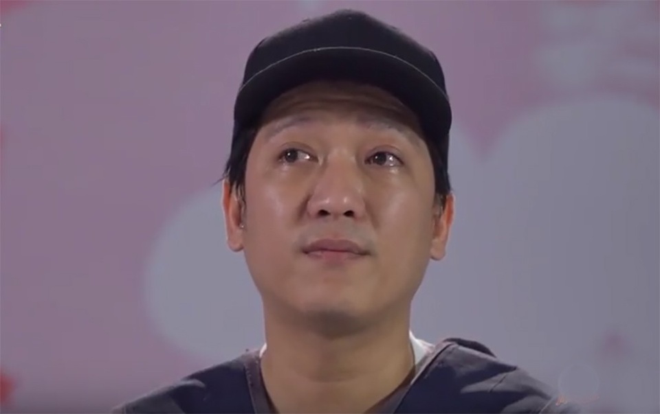 Trường Giang rơi nước mắt khi chia sẻ: Không biết phải làm gì, có thể lúc nhỏ mình nghèo, mình khổ nhưng mình lành lặn. Mình biết mình tên gì, cần gì, muốn đi đâu và biết mình là ai. Còn trong đó các bé, khi cô kêu vỗ tay thì vỗ tay, kêu chào thì chào nhưng không biết làm điều đó để làm gì. Tự dưng mình thấy mình sống tệ quá trong thời gian trước.