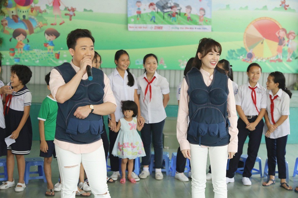 Gia đình Việt - Hàn đến với làng SOS, cả hai rất vui khi làm được những điều ý nghĩa bằng những món quà.