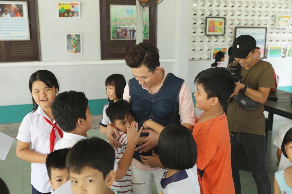 Trấn Thành còn rất xúc động khi được các bé yêu mến và đặc biệt có một bé trai cứ ôm anh thật chặt và nói câu ước gì chú ở đây mãi mãi.
