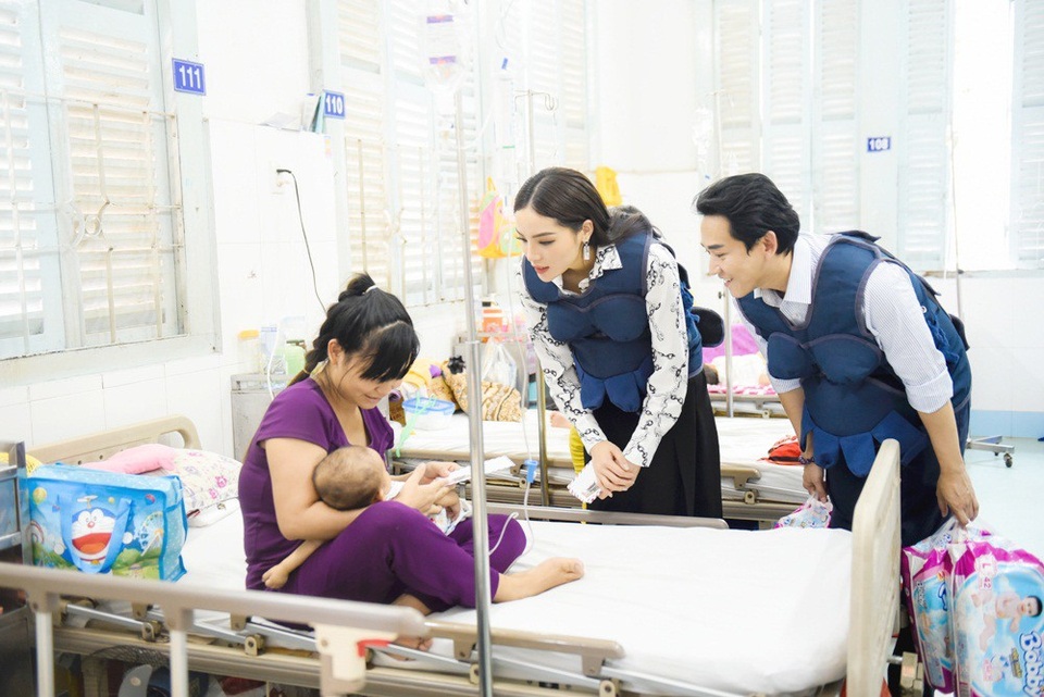 Cả hai đến thăm và tặng quà cho các bé