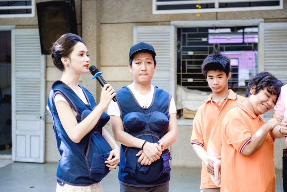 Trường Giang và Hương Giang đến thăm, vui chơi và tặng quà cho các bé tại Trung tâm bảo trợ trẻ em tàn tật mồ côi Thị Nghè. Hoa hậu chuyển giới Hương Giang rất xót xa khi gặp các bé khiếm khuyết, cô phải cố vui để chơi đùa cùng các bé và biết Trường Giang suy sụp hoàn toàn.