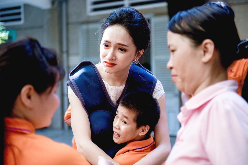 Hương Giang xúc động trước hoàn cảnh của các bé mồ côi. Hoa hậu chuyển giới cũng chia sẻ sự nể phục với những người đã dành thời gian chăm lo cho các trẻ em khuyết tật tại trung tâm.