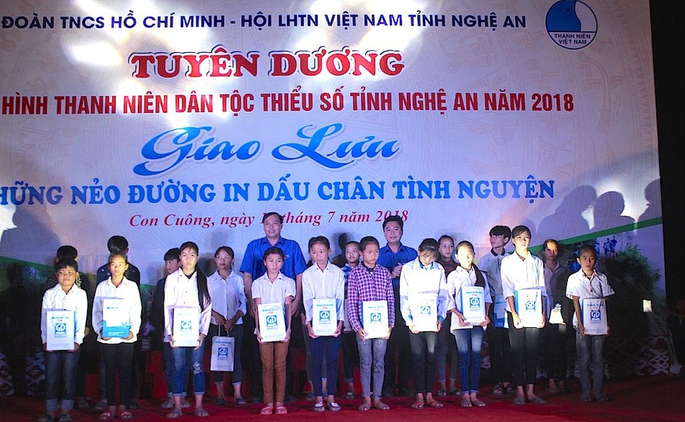 Tuyên dương 25 thanh niên dân tộc thiểu số tiêu biểu Nghệ An - 3 Ban Thường vụ Tỉnh đoàn, Công ty cổ phần Thiết bị trường học tặng 50 bộ sách giáo khoa cho 50 học sinh có hoàn cảnh khó khăn của xã Lục Dạ.