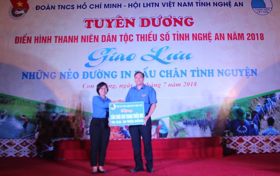 Tuyên dương 25 thanh niên dân tộc thiểu số tiêu biểu Nghệ An - 2 Trung ương Hội Liên hiệp thanh niên Việt Nam trao tặng 1 sân chơi cho thanh thiếu nhi của tỉnh Nghệ An.
