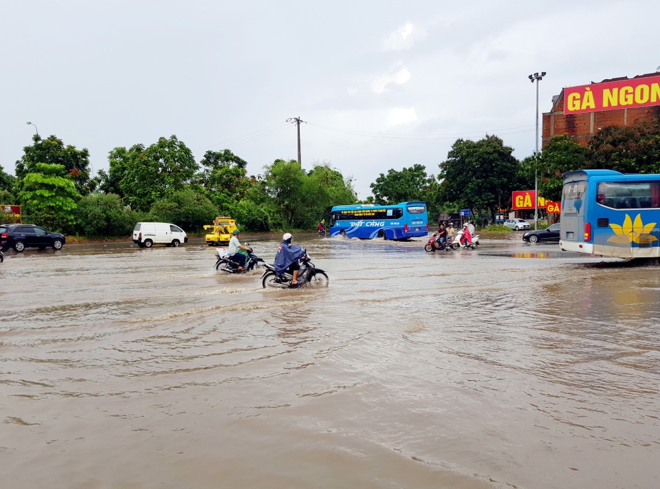 
Khu vực đại lộ Thăng Long (Hà Nội) bị ngập sâu sau cơn mưa lớn vào ngày 14/7. Tại hầm chui - nút giao Thiên đường Bảo Sơn, đến 18h cùng ngày, nước vẫn chưa rút, các phương tiện di chuyển qua đây khá vất vả.
