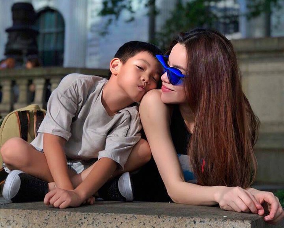 Thực hư xôn xao tin đồn Hà Hồ và Kim Lý chia tay - 2 Nữ ca sĩ hạnh phúc bên con trai trong chuyến du lịch kết hợp cùng công việc lần này
