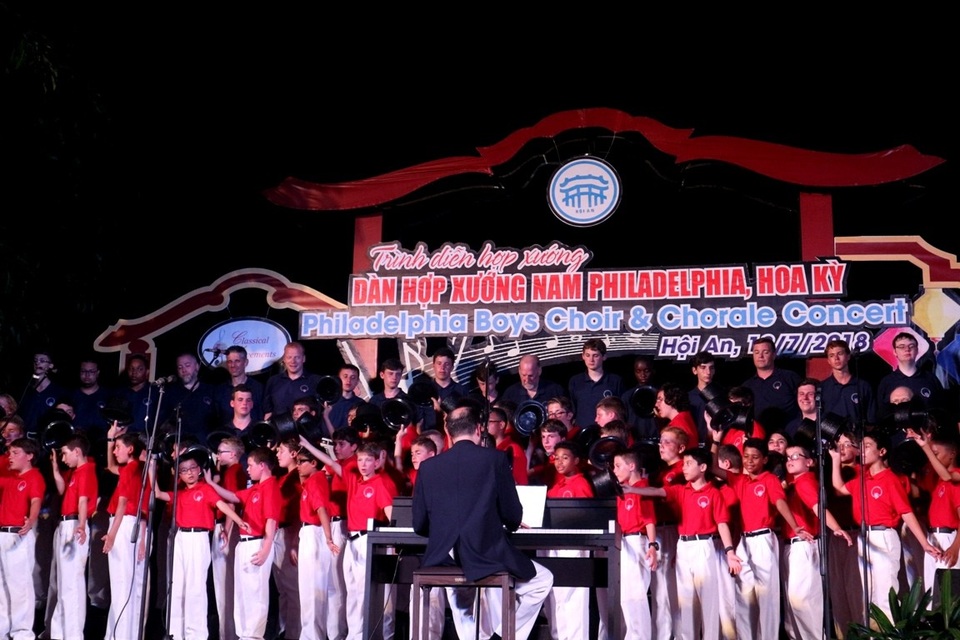 Du khách hào hứng với màn biểu diễn của dàn hợp xướng từ Hoa Kỳ - 5 Du khách hào hứng với màn biểu diễn của dàn hợp xướng từ Hoa Kỳ - 5