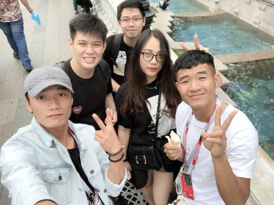 Nhã Phương tự tin khoe dáng với bikini; Hoài Linh diện bà ba “đi khắp thế gian” - 5 Thủ môn Bùi Tiến Dũng và Hà Đức Chinh tạo dáng xì tin cùng những người bạn khi cả hai đang có mặt ở Moscow, Nga.