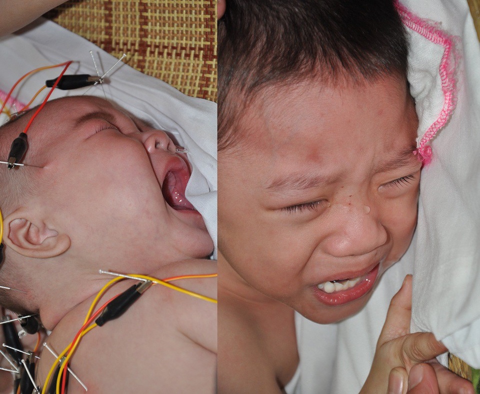 Nỗi đau đớn tột cùng của gia đình nghèo có con lớn chết đuối, hai con nhỏ bại não - 10 Nhìn hai đứa trẻ, chúng tôi không cầm lòng được khi tiếng khóc như xé ruột, xé gan.