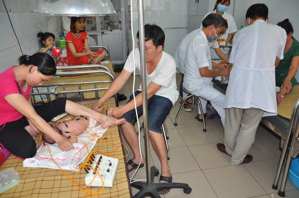 Nỗi đau đớn tột cùng của gia đình nghèo có con lớn chết đuối, hai con nhỏ bại não - 5 Hai giường bệnh là 2 con đang được châm cứu.