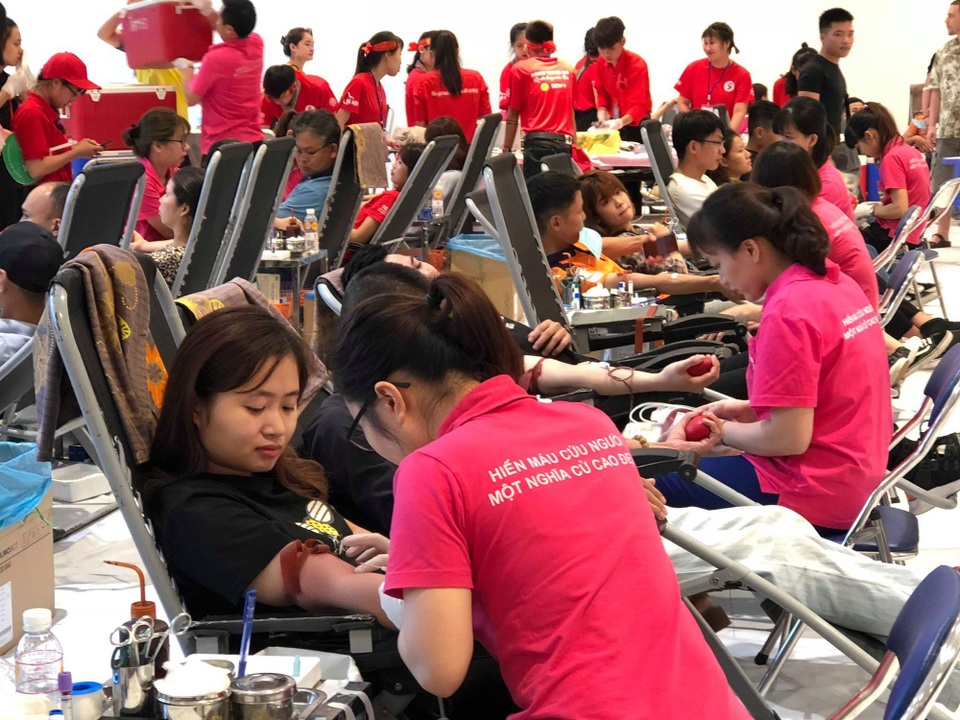 Thu hơn 42 nghìn đơn vị máu trong Hành trình Đỏ - 3 Sáng 14/7 dù Hà Nội đổ mưa, nhưng rất nhiều bạn trẻ vượt mưa đến Trung tâm Hội nghị quốc gia để hiến máu. Ảnh: H.Hải