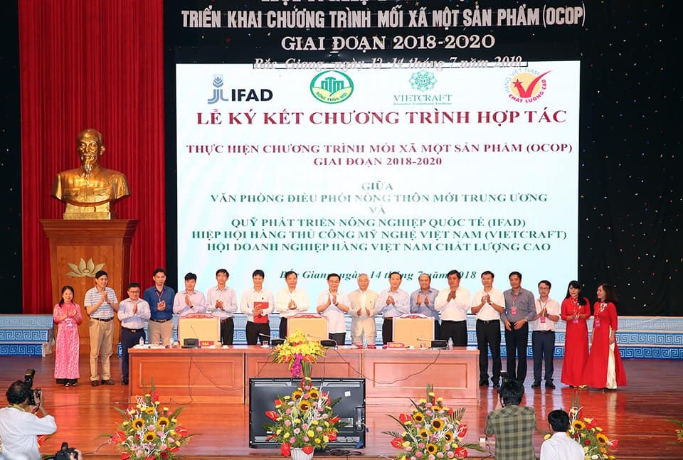 Mỗi xã một sản phẩm - Chương trình có điểm khởi đầu, không có điểm kết thúc - 1 Lễ ký kết chương trình hợp tác thực hiện chương trình mỗi xã một sản phẩm (OCOP) giai đoạn 2018-2020...