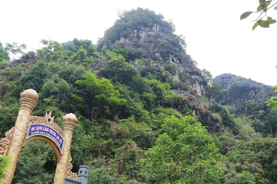 Vùng lõi di sản Tràng An bị công trình “khủng” xâm hại giờ ra sao? - 6 Công trình khủng xâm hại di sản sau khi bị đập bỏ, để lại những dấu vết ăn sâu vào thân núi.