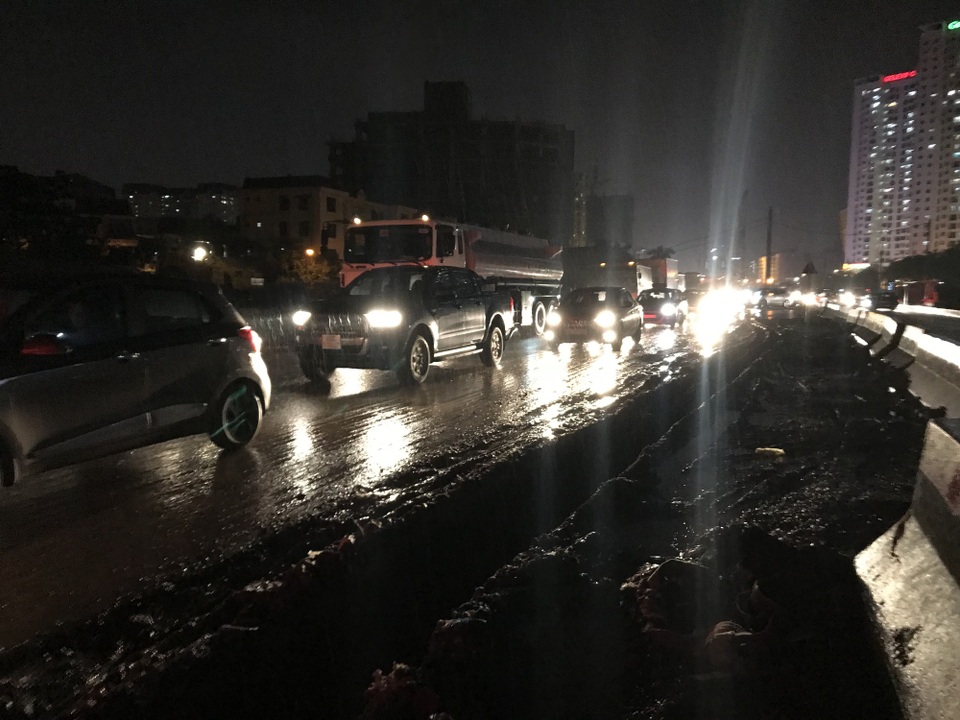 
Nhiều đoạn trên đường Phạm Văn Đồng chưa thi công xong, sau cơn mưa rào mặt đường lởm chởm, nhiều ổ gà ngập nước gây nguy hiểm cho các phương tiện.
