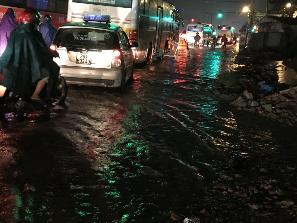 Người Hà Nội bì bõm trên phố-sông sau trận mưa rào - 13