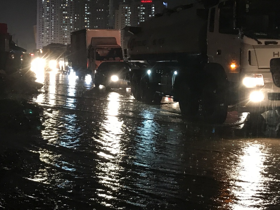 
Tối ngày cuối tuần, giao thông khó khăn vì một trận mưa.
