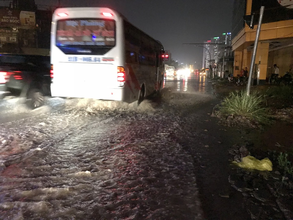 Người Hà Nội bì bõm trên phố-sông sau trận mưa rào - 14