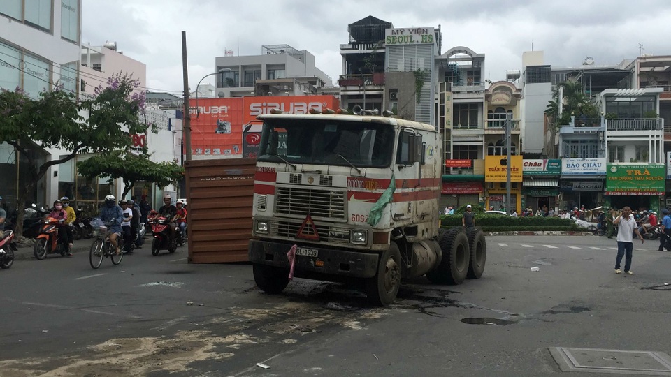 Lật xe container gây ùn tắc nhiều giờ - 5
Đến gần 11h cùng ngày xe container được di chuyển khỏi hiện trường.